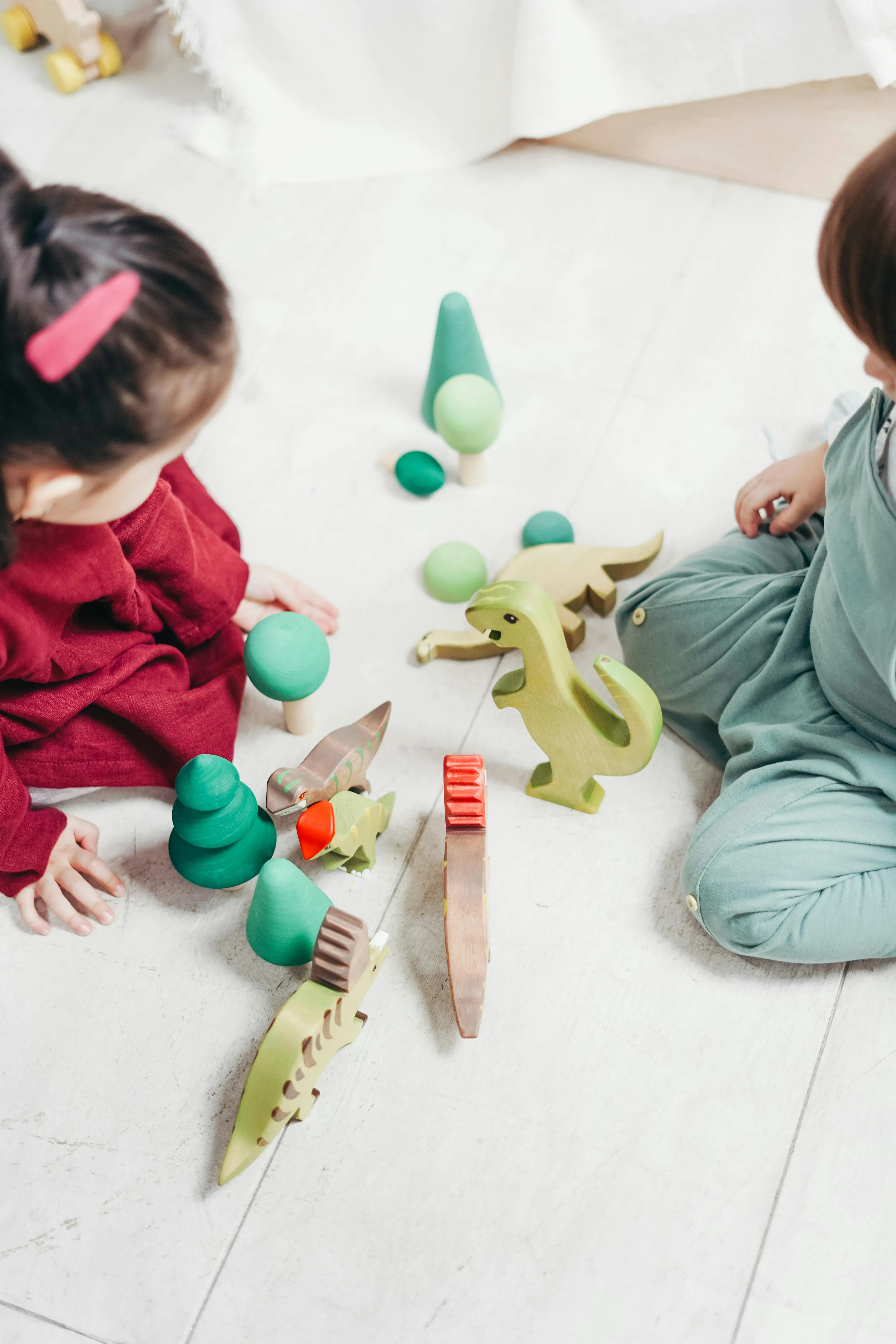 Criança em avaliação neuropsicológica com brinquedos lúdicos